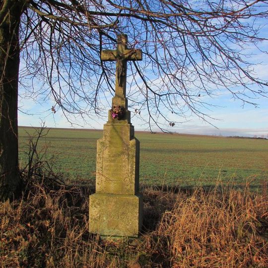 Kříž u rybníka Malý Hruškovec u silnice mezi Starou Říší a Hladovem