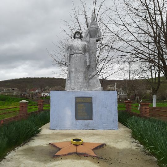 Monument la mormântul comun al ostașilor căzuți în 1944