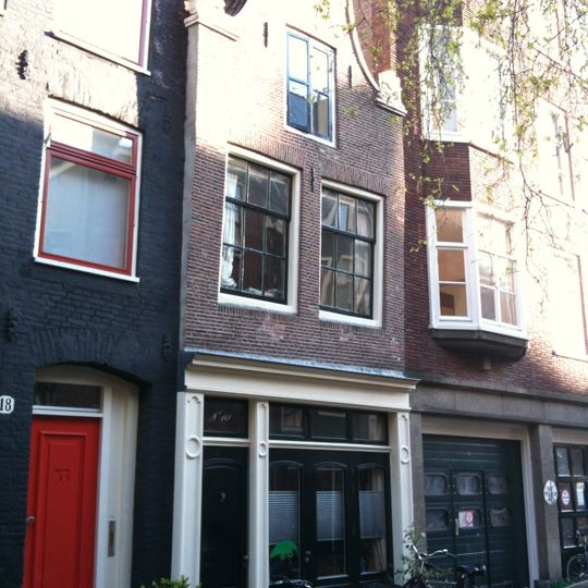 Pand met gekuifde klokgevel