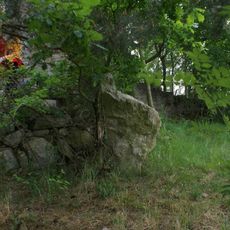 Menhir severozápadně od hradu Švecburg v lesíku východně od Kváskovic