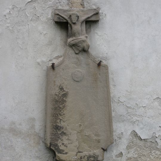 Kamenný náhrobek ve zdi kostela svatého Jiljí