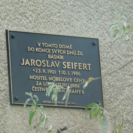 Pamětní deska Jaroslava Seiferta na domě U Ladronky 1338/23 na Břevnově