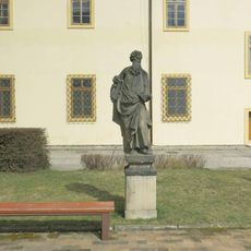 Socha před muzeem v Chomutově (2)