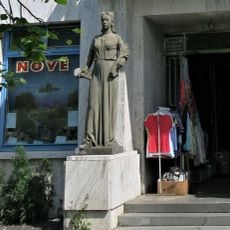 Socha ženy před bývalým hotelem na Náměstí ve Kdyni