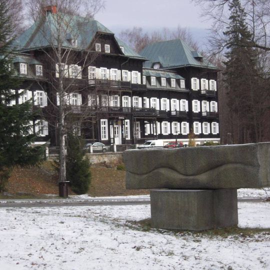 Plastika v parku nad pitným pavilonem v Karlově Studánce