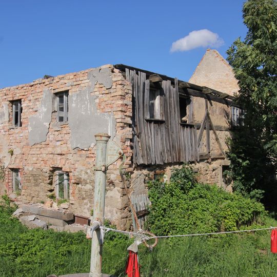Wohnstallhaus, daran anschließende Scheune und zwei Seitengebäude eines Dreiseithofes Nebelschützer Straße 33