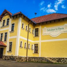 Umfriedung, Volksschule