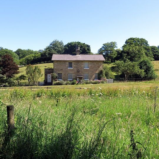 Incline Cottage And Attached Yard Wall