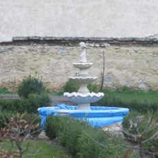 Kašna v zámecké zahradě v Luštěnicích