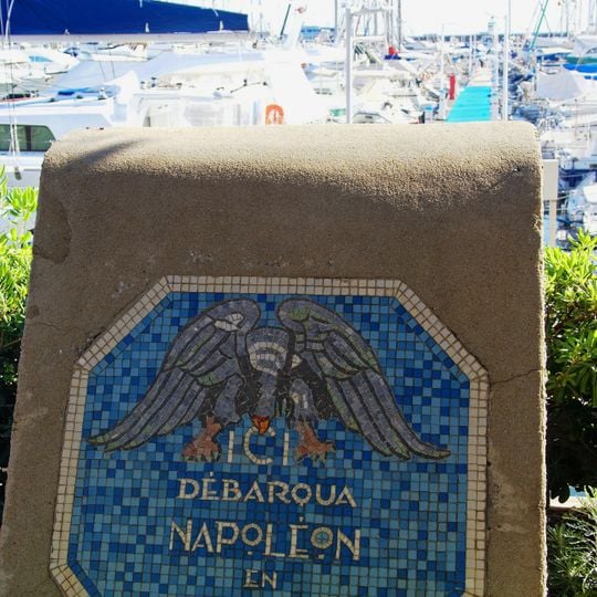 Stèle commémorative du débarquement de Napoléon