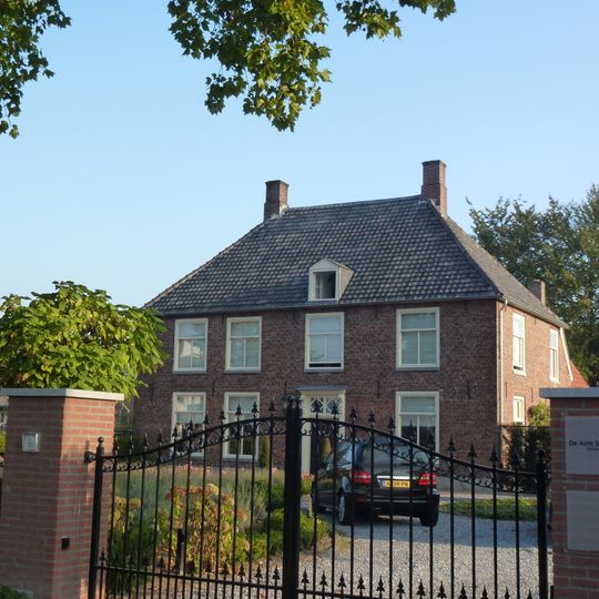 Huis met verdieping onder schilddak, kruiskozijnen van hout met luiken in de achtergevel