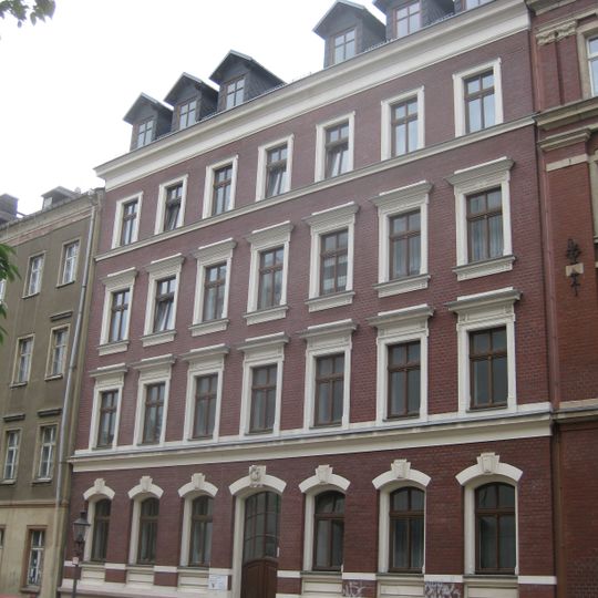 Mietshaus in geschlossener Bebauung Uhlandstraße 3