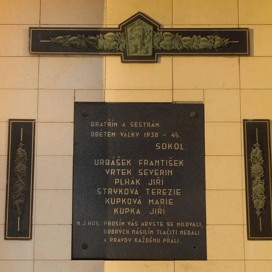 Pamětní deska v Dubicku na stěně sokolovny