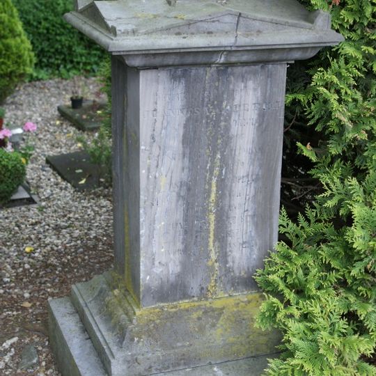 Grafmonument van pastoor J. van de Poel