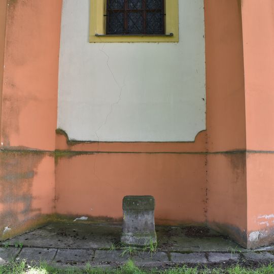 Kříž severovýchodně u závěru kostela sv. Vavřince v Kožlanech