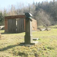 Kříž v zahradě naproti domu 32 v Horní Poustevně