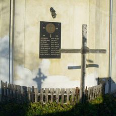 Pamětní deska padlým v 1. světové válce na zdi kostela svatého Jiljí v Nebuželech