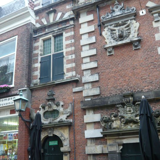 Achterzijde Vleeshal; terzijde smalle gevel met fraaie natuurstenen ornamenten en poort behorend tot Vleeshal complex