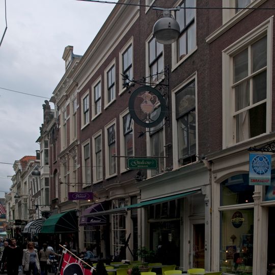 Pand met gevel met rechte kroonlijst