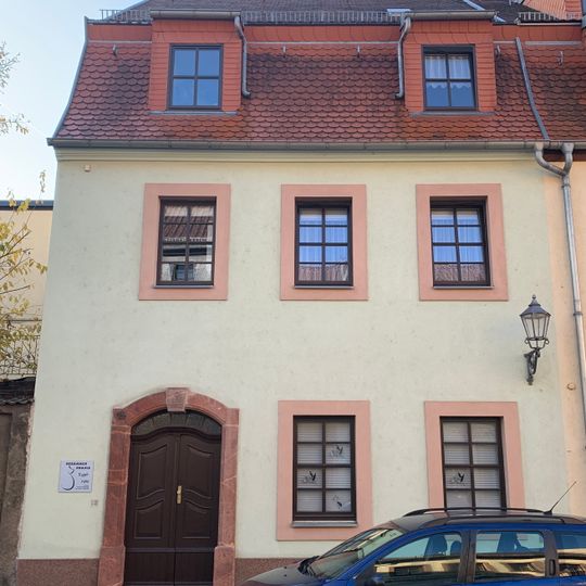 Wohnhaus in nahezu geschlossener Bebauung