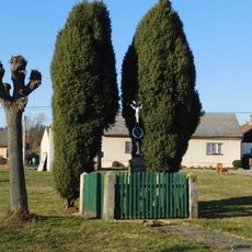 Kříž na návsi v Bezděčíně