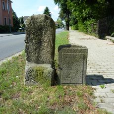 Wegestein und Grenzstein Dresdener Straße 92 (vor)