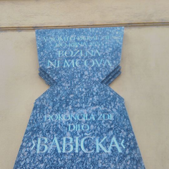 Pamětní deska Boženy Němcové ve Vyšehradské ulici v Praze