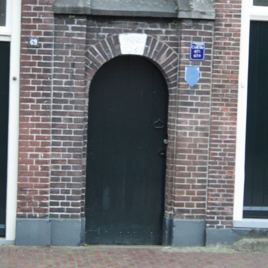 Armen de Poth: Toegangspoort 65-69