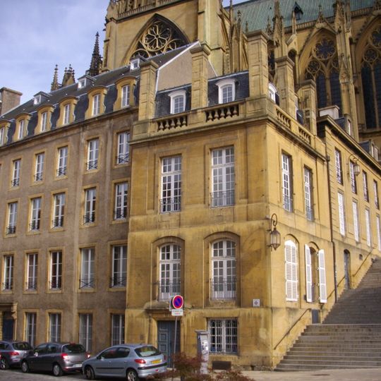 Maisons, 10 place Saint-Etienne