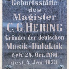Wohnhaus in halboffener Bebauung mit Inschrifttafel Poststraße 3