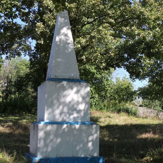Monument în memoria a 106 consăteni și la mormântul a 71 ostași căzuți în 1941-1945
