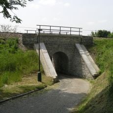 Železniční most přes místní komunikaci v Chrástu nad Sázavou