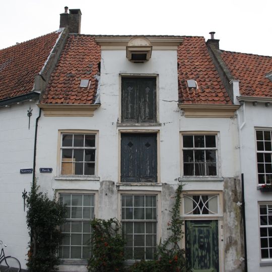 Gepleisterd woonhuis met rechte kroonlijst, in midden verhoogd met hijsbalk