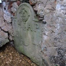 Křížový kámen ve zdi u kostela ve Strážišti