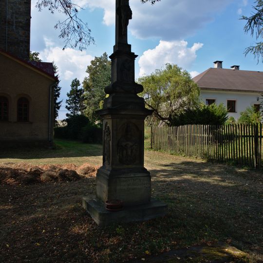 Kříž ve Studené Loučce u kostela