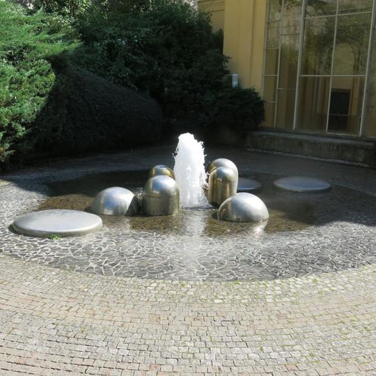 Kašna za pavilonem Křížového pramene v Mariánských Lázních