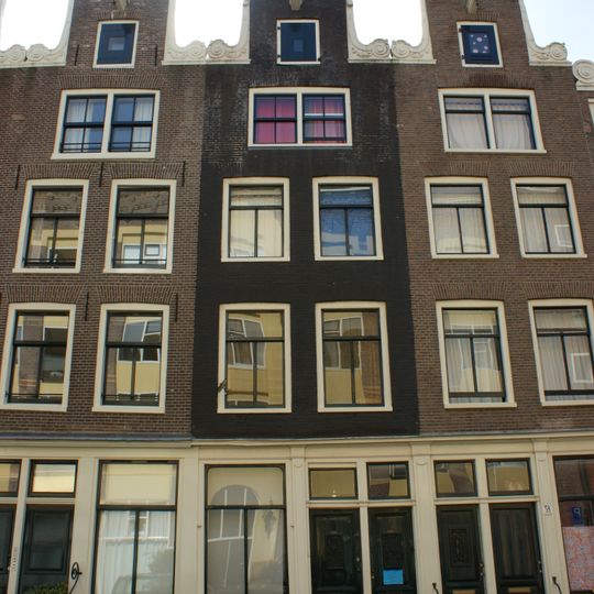 Pand met een eenvoudige halsgevel