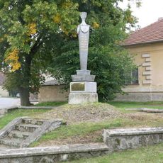 Pomník padlým na návsi v Ředhošti