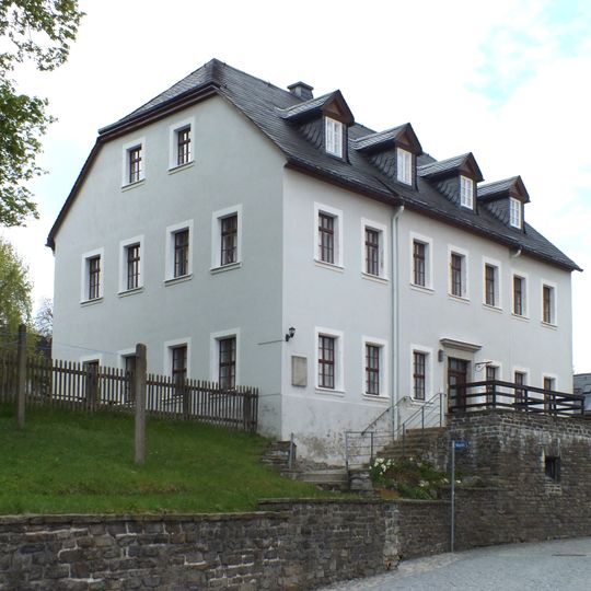 Pfarrhaus mit vorgelagerter Treppe und Stützmauer Markt 1