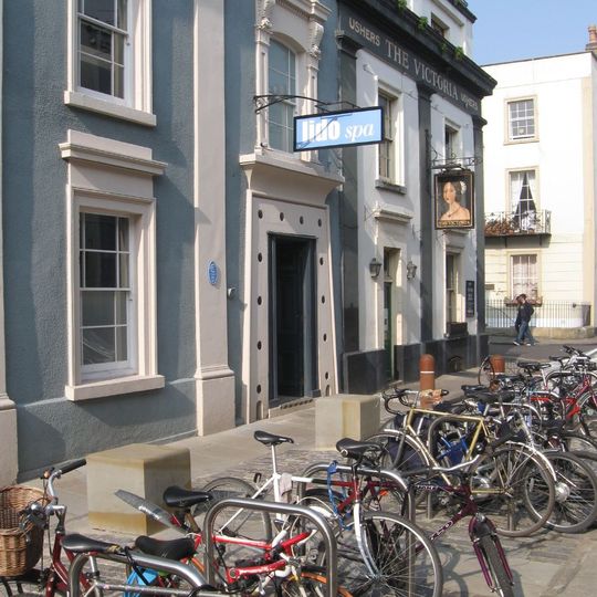 Clifton Lido and The Victoria Public House