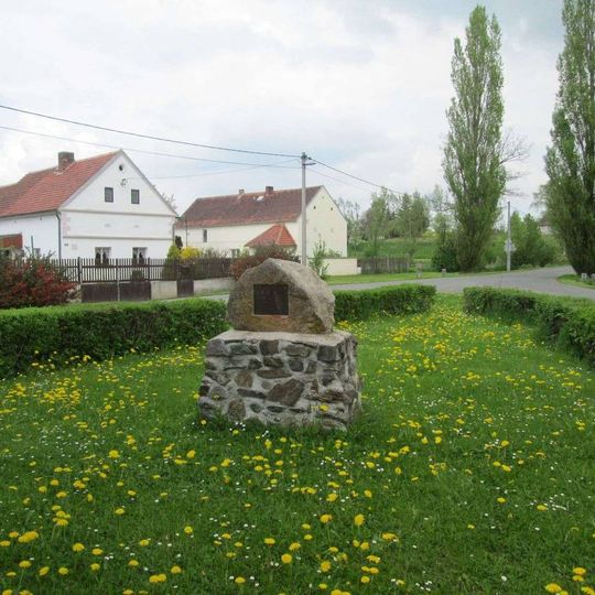 Památník ve Vsi Touškov