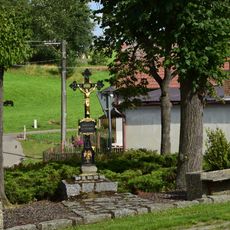 Kříž na rozcestí v Dlouhé Lhotě