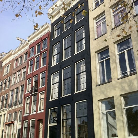 Huis met versierde cordonlijst, stoep met drie versierde balusters