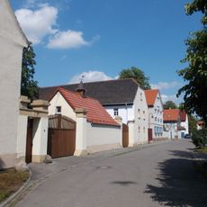 Wohnstallhaus, Seitengebäude und zwei Toranlagen eines Vierseithofes Großpötzschau 27