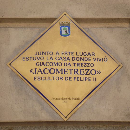 Placa conmemorativa en honor a Jacometrezo