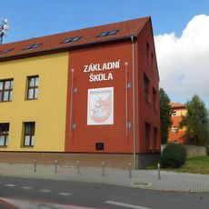 Pamětní deska na škole v Šestajovicích