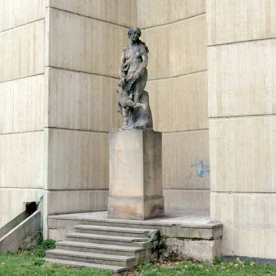 Socha alegorie Láska u pavilonu Reinerových fresek v Duchcově