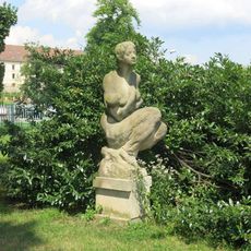 Socha matky s dítětem v ulici U Plovárny v Děčíně