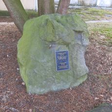 Pomník Johanna Georga Götlicha u kostela v Jiříkově