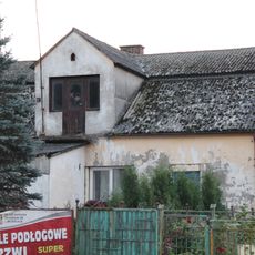 D. karczma ze skrzydłem d. stajni